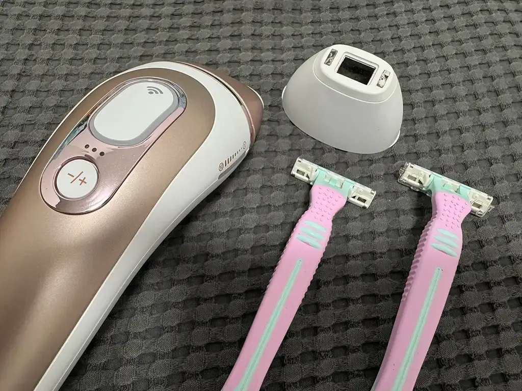 Aparatul meu IPL Braun Silk Expert lângă lamele de ras pe care le folosesc înainte de fiecare ședință